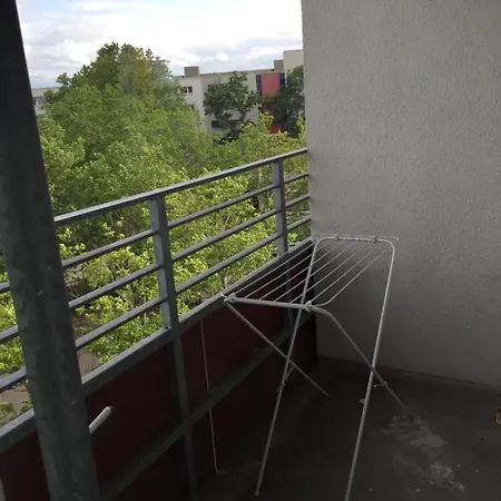 Loschwitzer Weg 4, 13593 Berlin *